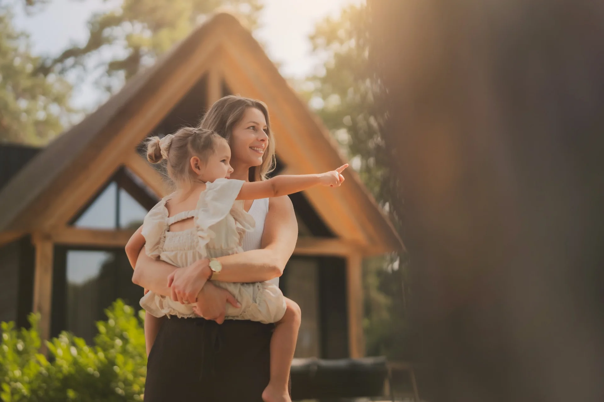 Moeder en kind voor een vakantiehuis bij Hof van Nassau